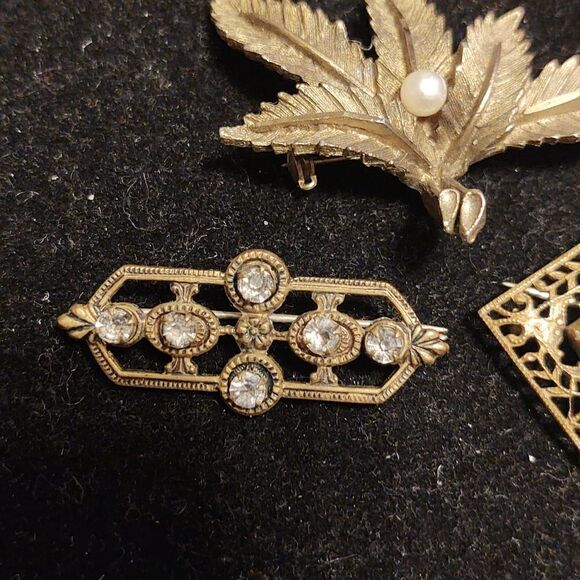 Vintage Gold Pins, Pearl, 2 with Beautiful Filigree - Picture 1 of 2